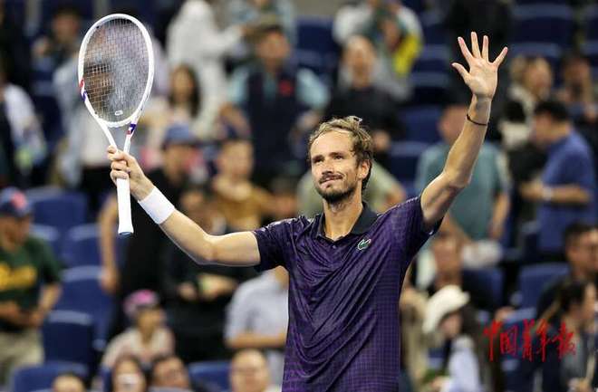 意大利网球队轻取西班牙网球队，梅德韦杰夫绝境逆转的简单介绍