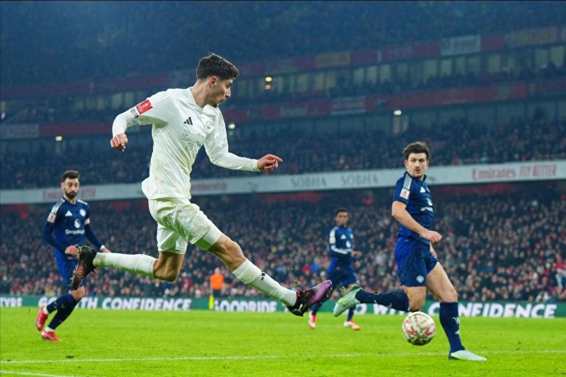 包含阿森纳主场不敌曼联，遭遇三连败的词条