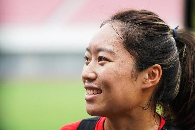 关于扬眉吐气：女足队员精神状态高昂的信息