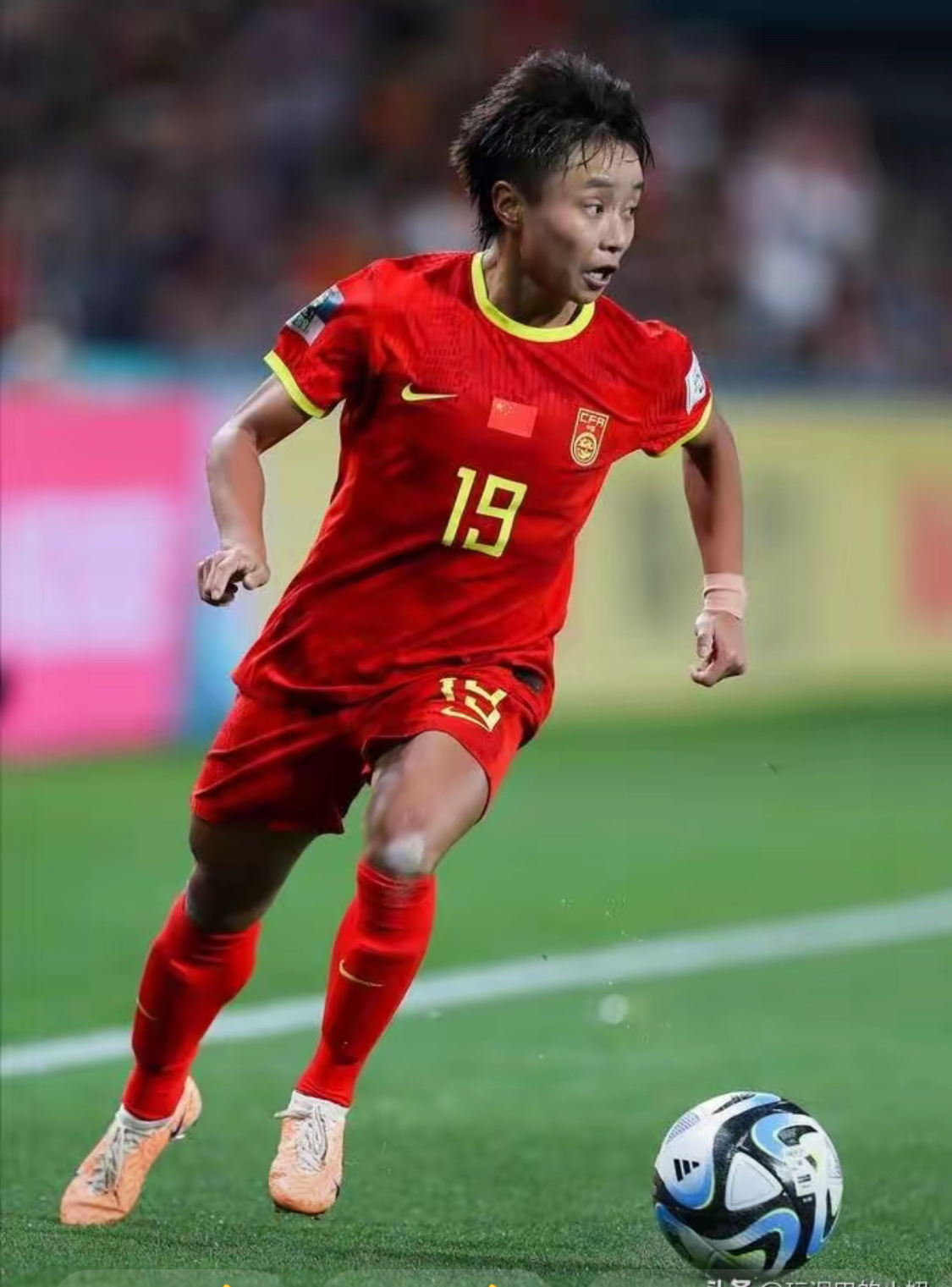 关于扬眉吐气：女足队员精神状态高昂的信息