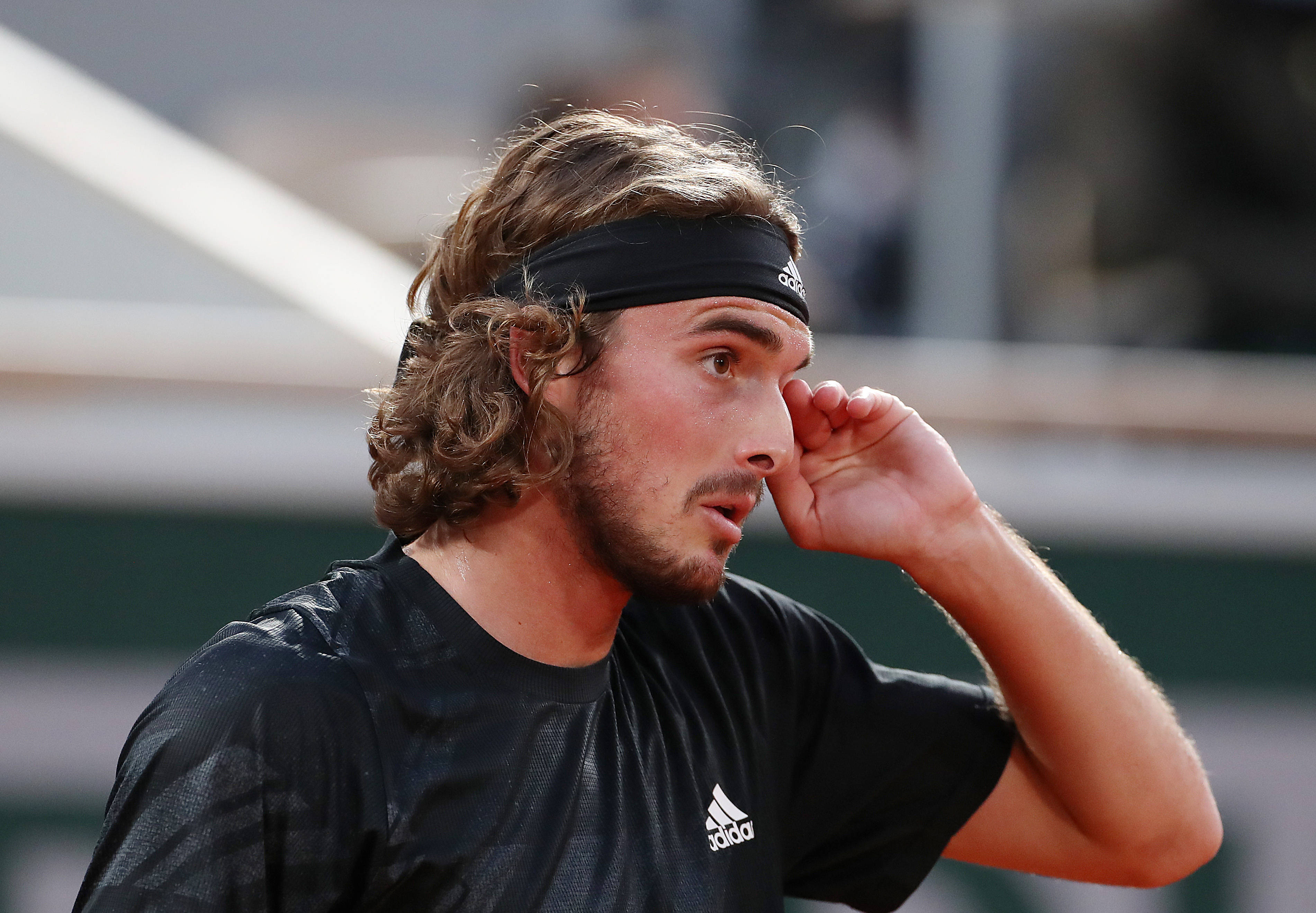 法国网球队险胜英国网球队，西西帕斯绝境逆转