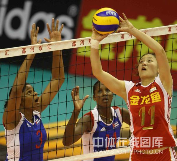 古巴女排队员击败对手，实现晋级
