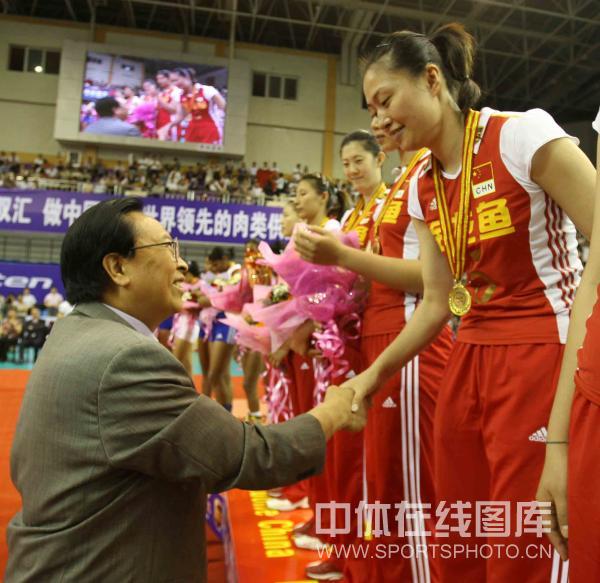 古巴女排队员击败对手，实现晋级