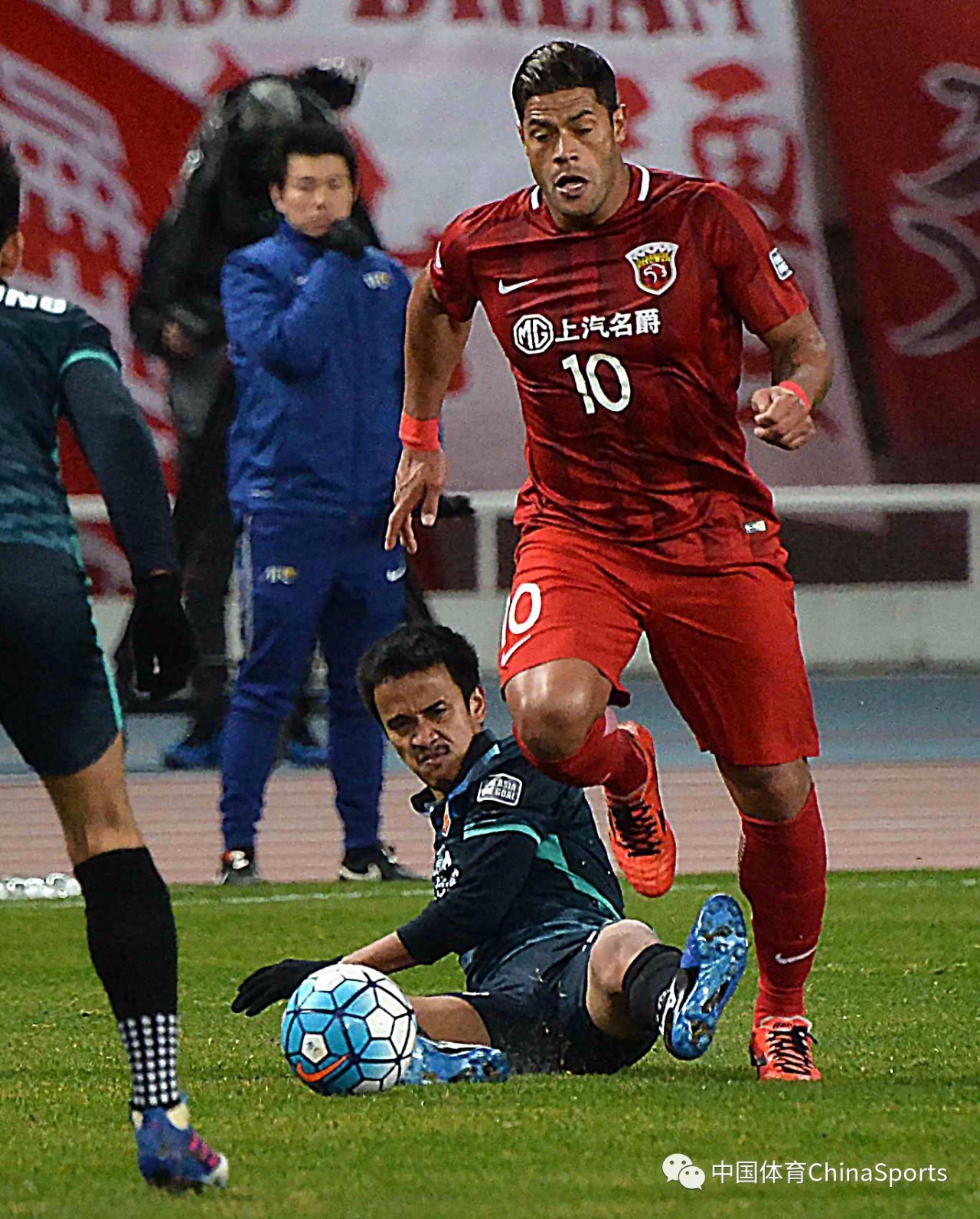 关于亚冠联赛：上海上港逆转胜埃因霍温，晋级半决赛的信息