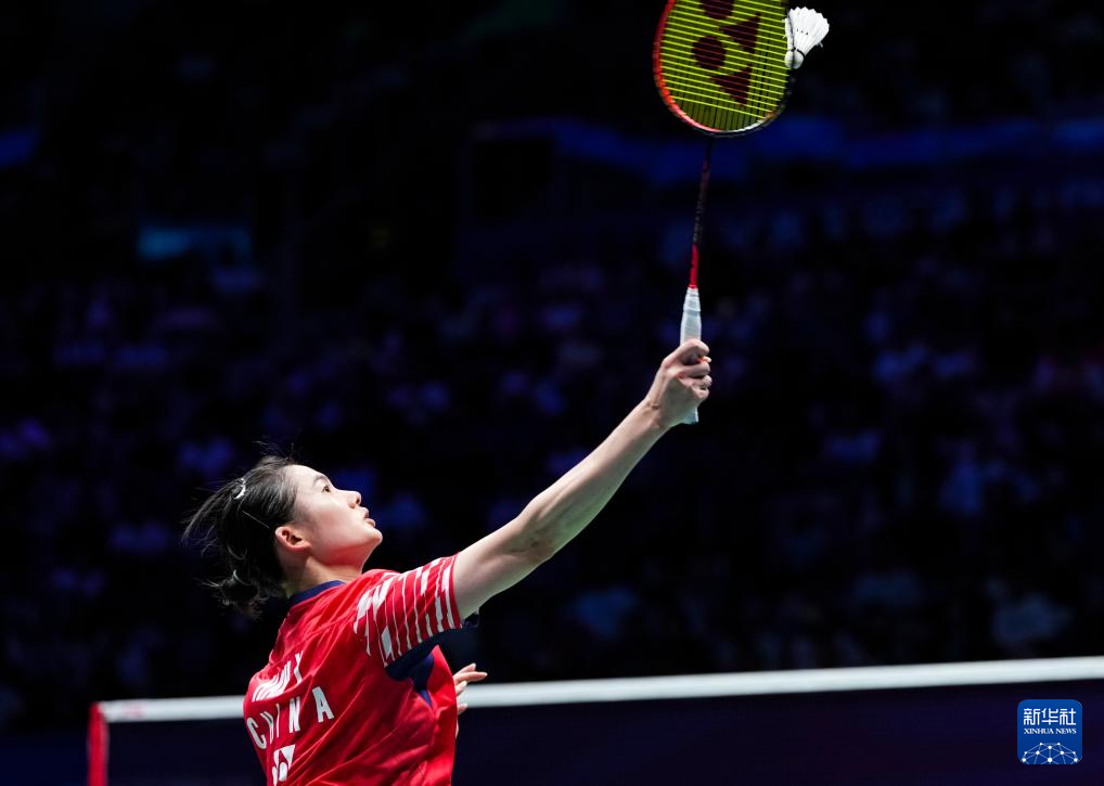 羽毛球比赛选手凭借技巧，夺得冠军
