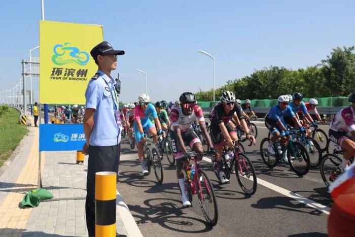 自行车赛事发生激烈碰撞双方平安的简单介绍 自行车赛事发生激烈碰撞双方平安的简单介绍