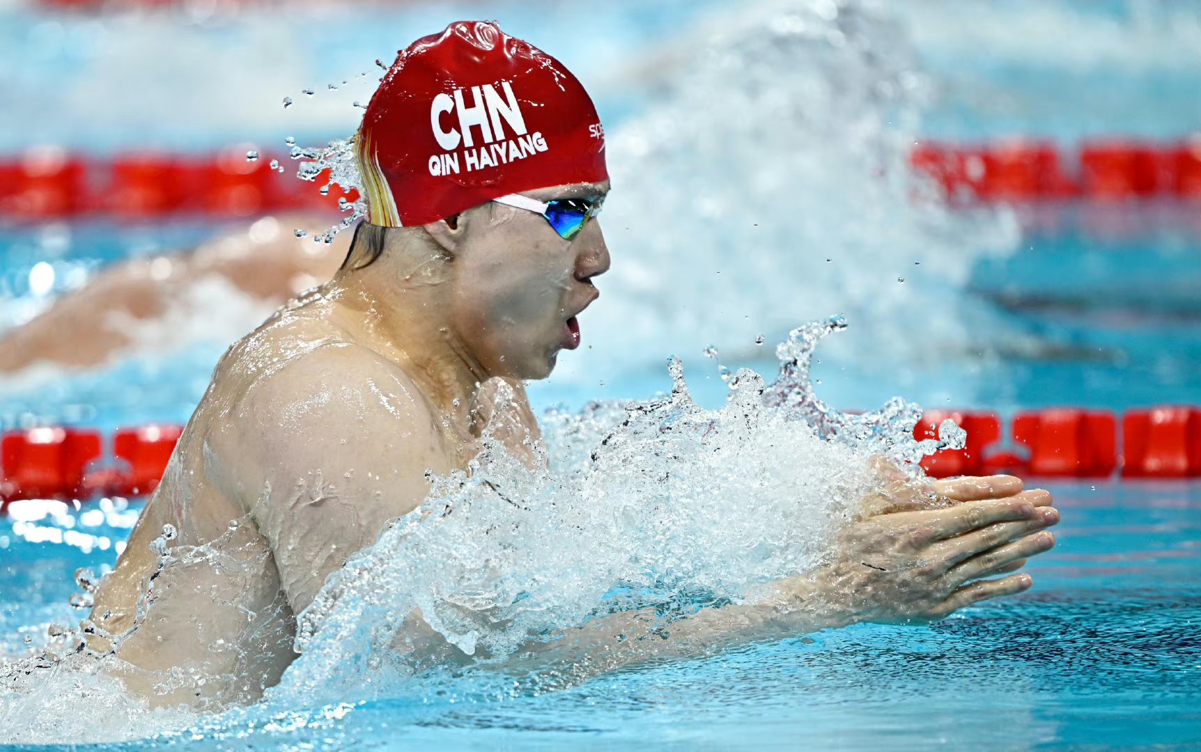 巴拿马运动员在游泳比赛中勇夺冠军