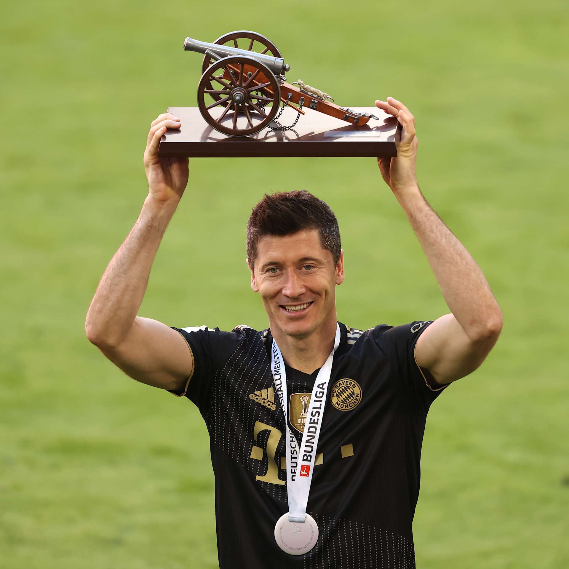 多特蒙德险胜里昂，莱万惊艳四座