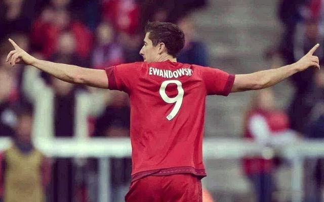 多特蒙德险胜里昂，莱万惊艳四座