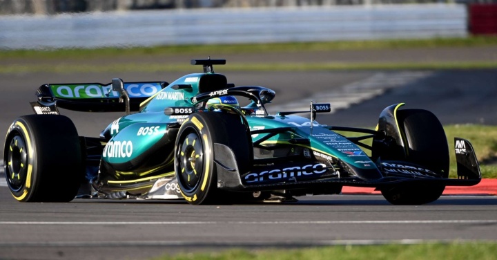 阿斯顿马丁鏖战哈斯车队，塞恩斯点燃赛场的简单介绍