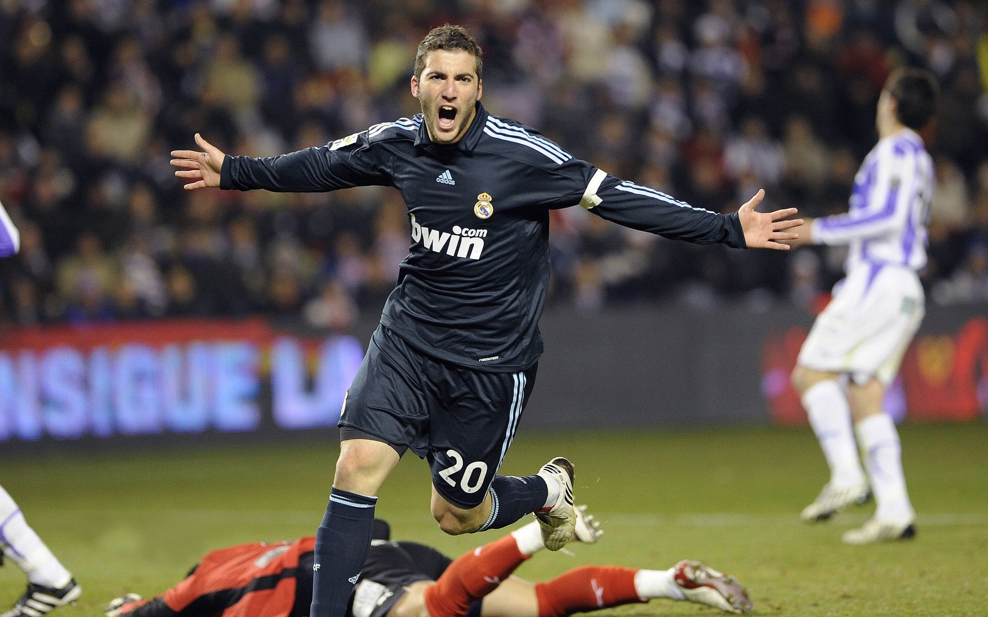 绿茵场上的地理错位，当苏亚雷斯爆发，新西兰冲垮佛罗伦萨